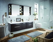 Moderne Badkombination mit Doppelwaschbecken, dunklen Schränken und Spiegeln, seitliche Perspektive