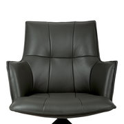 Schwarzer, gepolsterter Lounge- oder Sesselstuhl mit Armlehnen und Steppnähten in Frontalansicht vor weißem Hintergrund