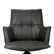 Zwarte, gestoffeerde loungestoel of fauteuil met armleuningen en stiksels, gezien van voren tegen een witte achtergrond