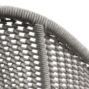 Detailansicht eines Armlehnstuhls mit geflochtenem Seilgewebe in Nahaufnahme.