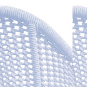 Detailansicht eines Armlehnstuhls mit geflochtenem Seilgewebe in Nahaufnahme.