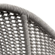Detailopname van een fauteuil met gevlochten touwbekleding.