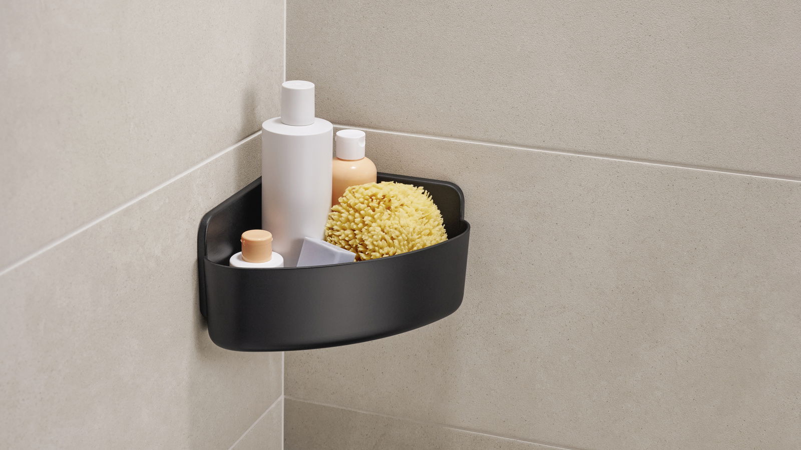 Schwarzer Eckduschkorb von tesa Lavaa, montiert in einer Badezimmer-Ecke, gefüllt mit Duschutensilien wie Flaschen und einem Schwamm, aus seitlicher Perspektive.