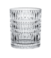 Nahaufnahme eines transparenten Trinkbechers mit elegantem, facettiertem Design.