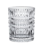 Nahaufnahme eines transparenten Trinkbechers mit elegantem, facettiertem Design.