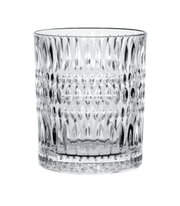 Nahaufnahme eines transparenten Trinkbechers mit elegantem, facettiertem Design.