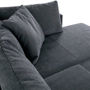 Graues Sofa mit weichen Kissen, Nahaufnahme aus schräger Perspektive