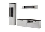 Moderne Wandkombination in Weiß mit schwarzer Marmoroptik, bestehend aus einem hohen Schrank, einem langen Sideboard und einem Wandregal. Frontalansicht.