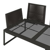 Detailansicht einer Loungegarnitur mit dunklem Metallrahmen und Gitterdesign, seitliche Perspektive