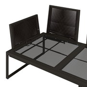 Detailansicht einer Loungegarnitur mit dunklem Metallrahmen und Gitterdesign, seitliche Perspektive