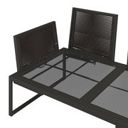 Detailansicht einer Loungegarnitur mit dunklem Metallrahmen und Gitterdesign, seitliche Perspektive