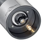 Nahaufnahme der Unterseite einer Pfeffer- und Salzmühle aus Edelstahl mit sichtbarem Mahlwerk und LED-Licht.