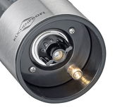 Nahaufnahme der Unterseite einer Pfeffer- und Salzmühle aus Edelstahl mit sichtbarem Mahlwerk und LED-Licht.