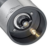 Nahaufnahme der Unterseite einer Pfeffer- und Salzmühle aus Edelstahl mit sichtbarem Mahlwerk und LED-Licht.