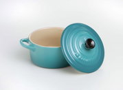 Offene Mini-Cocotte in Karibikblau mit abgenommenem Deckel, seitliche Perspektive