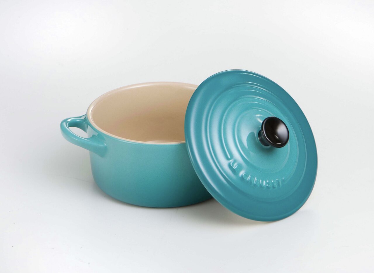 Offene Mini-Cocotte in Karibikblau mit abgenommenem Deckel, seitliche Perspektive