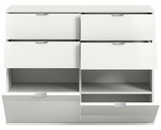 Weiße Kommode mit sechs Schubladen, teilweise geöffnet, aus frontaler Perspektive.