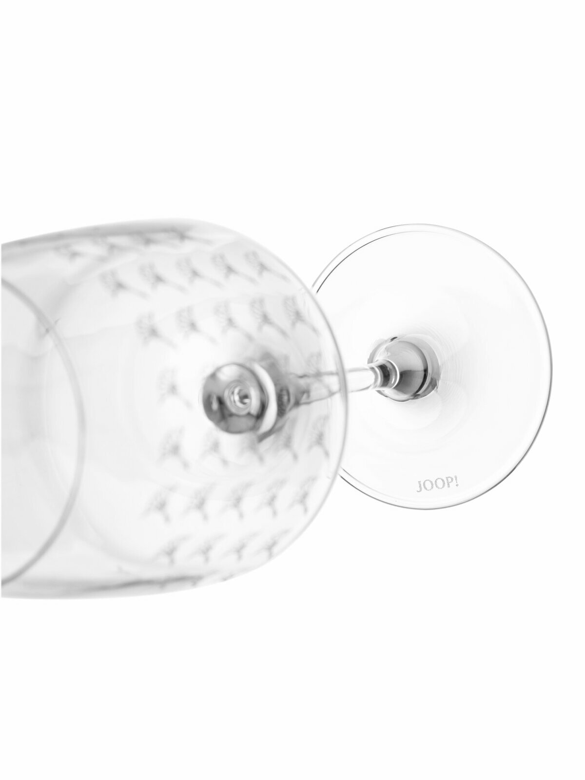 Weißweinglas Set aus der Vogelperspektive, mit elegantem Muster und dem Schriftzug 'JOOP!' auf dem Glasboden.