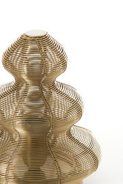 Nahaufnahme einer goldenen Tischleuchte in Form eines Weihnachtsbaums aus Metallgeflecht, seitliche Perspektive.