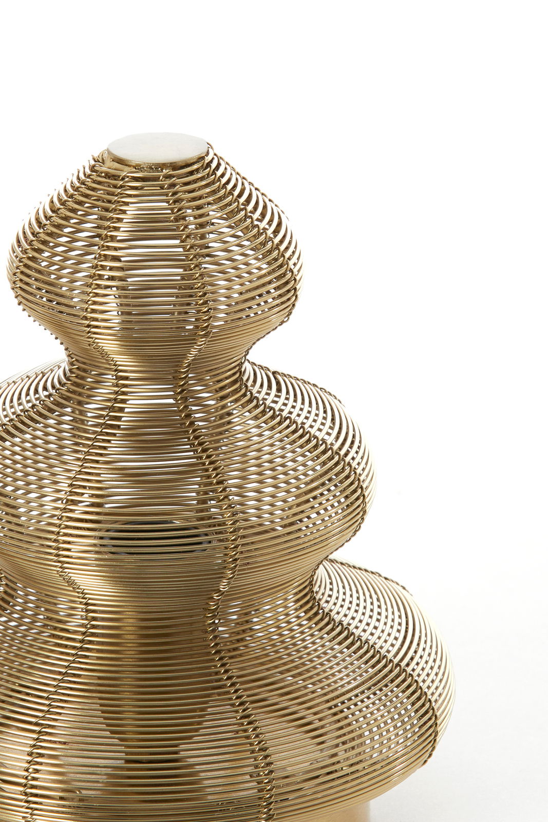 Nahaufnahme einer goldenen Tischleuchte in Form eines Weihnachtsbaums aus Metallgeflecht, seitliche Perspektive.