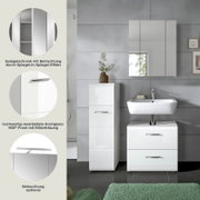 Modernes Badmöbel-Set in Weiß Hochglanz mit Waschtischunterschrank, Waschbecken und wandhängendem Spiegelschrank; Frontansicht im Badezimmer, Detailhinweise zu Spiegel-in-Spiegel-Effekt, MDF-Front mit Rillenfräsung und optionaler Beleuchtung.