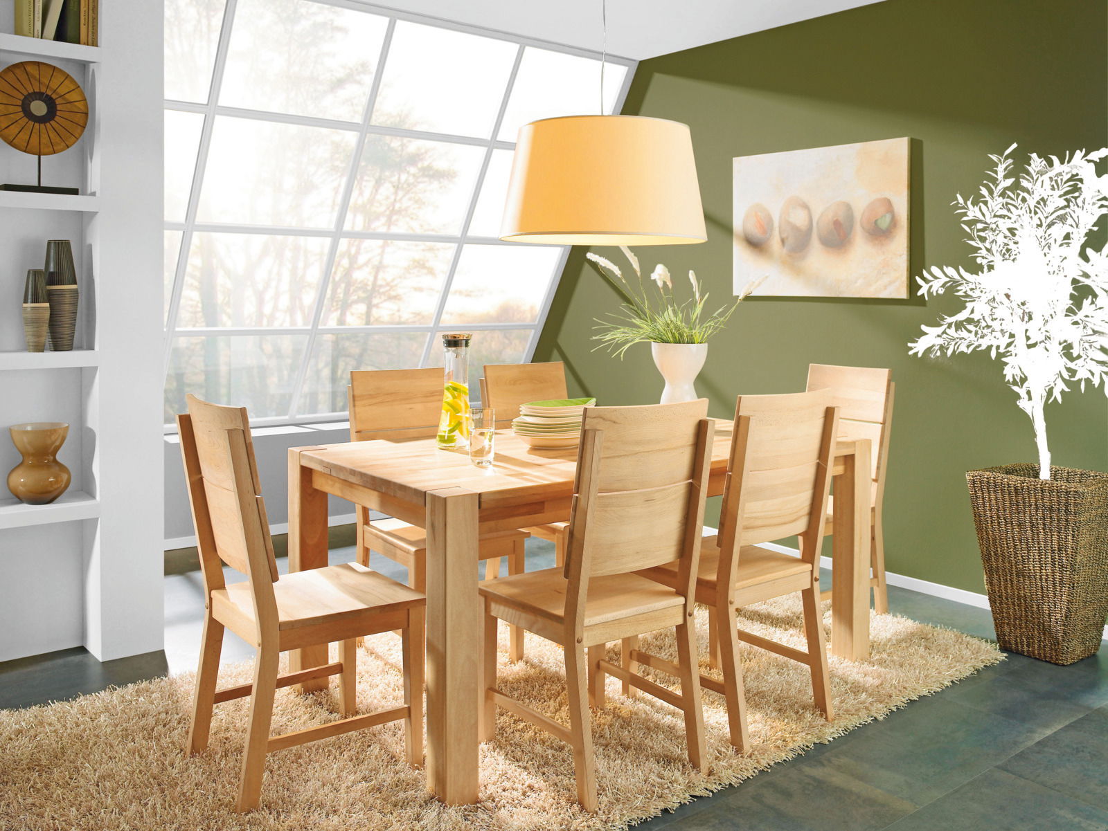 Esszimmer mit Holztisch und sechs passenden Holzstühlen, seitliche Perspektive