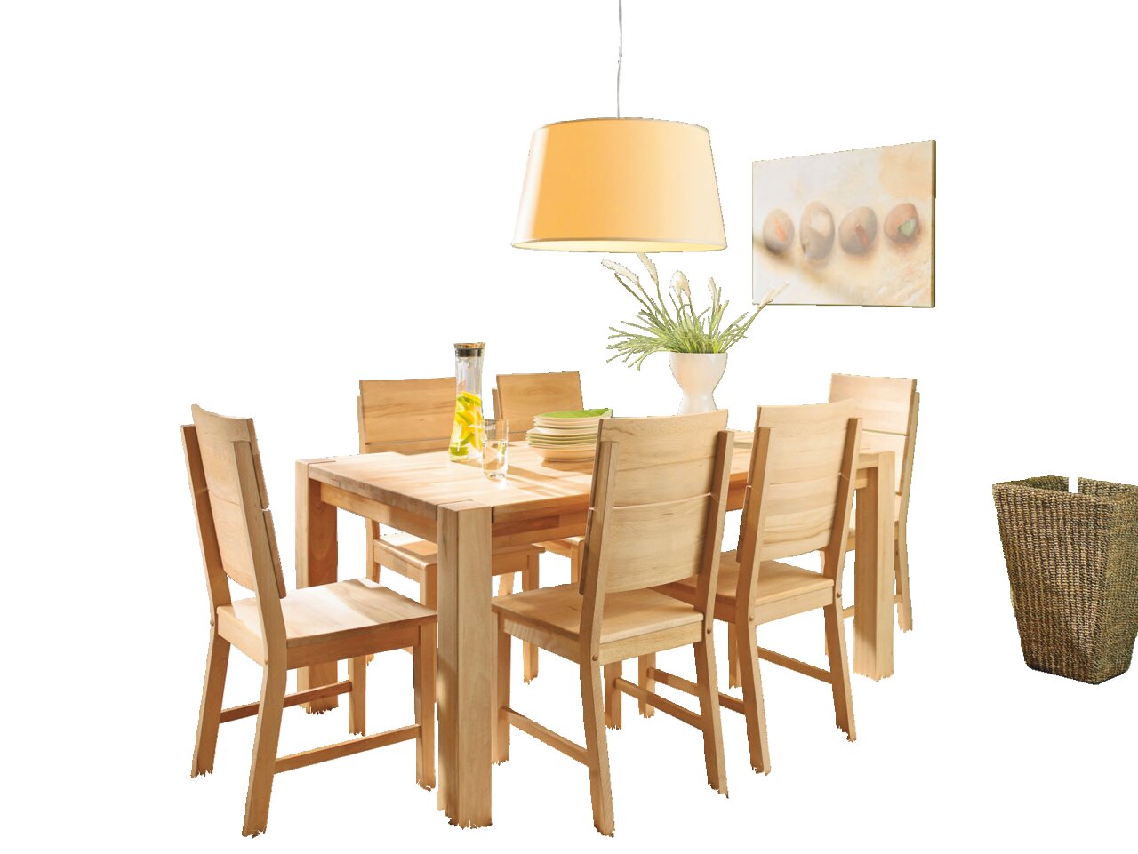 Esszimmer mit Holztisch und sechs passenden Holzstühlen, seitliche Perspektive