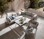 Loungegarnitur in moderner Terrasse, bestehend aus einem Ecksofa, einem Tisch und zwei Sesseln, aus der Vogelperspektive fotografiert.