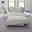 Bettwäsche-Set in modernem Design mit geometrischem Muster, auf einem Bett in einem hellen, minimalistischen Schlafzimmer mit großen Fenstern und stilvollen Beistelltischen präsentiert. Perspektive von vorne.