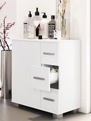 Weißer Badezimmer-Unterschrank mit Tür und drei Schubladen, eine Schublade geöffnet, oben Pflegeprodukte und Vase mit weißer Blume; Perspektive: frontale leicht schräge Ansicht von vorn rechts.