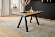 Moderner Esstisch mit Holzplatte und schwarzen Metallbeinen, seitliche Perspektive