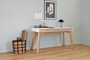 Moderner Schreibtisch aus Holz mit weißer Tischplatte, seitliche Perspektive, dekoriert mit Lampe und Schreibutensilien.