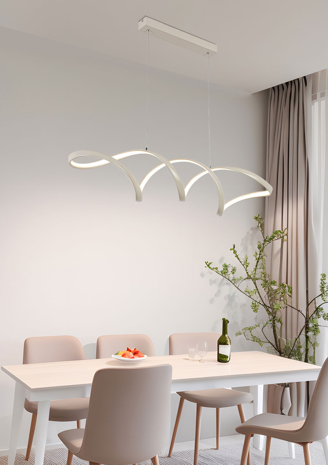 Moderne LED-Hängeleuchte in geschwungenem Design über einem Esstisch, seitliche Perspektive.