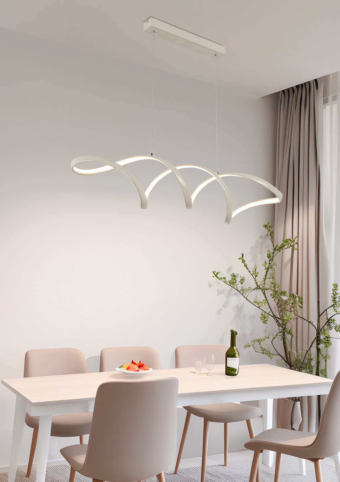 Moderne led-hanglamp met een gebogen vormgeving boven een eettafel, gezien vanaf de zijkant.