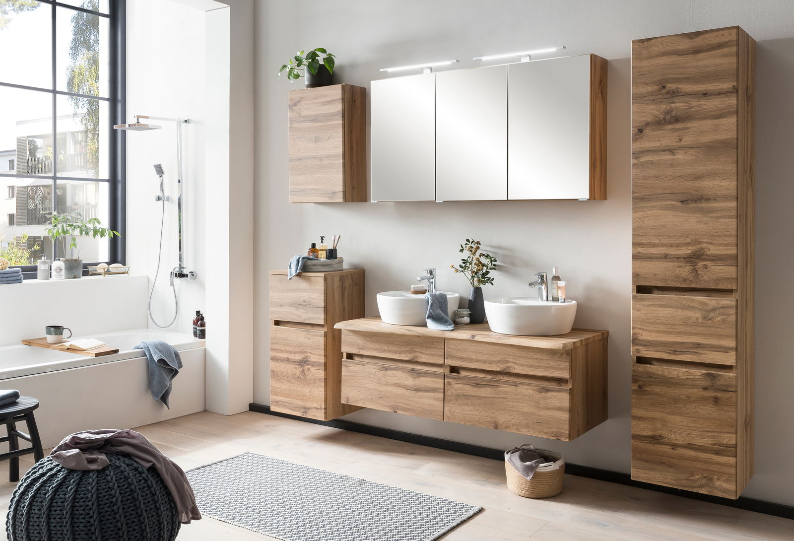 Modernes Badezimmer mit Waschtisch-Set aus Holz, Doppelwaschbecken und Spiegeln, seitliche Perspektive