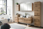 Modernes Badezimmer mit Waschtisch-Set aus Holz, Doppelwaschbecken und Spiegeln, seitliche Perspektive