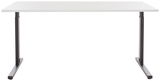 Moderner Schreibtisch mit weißer Tischplatte und schwarzen Metallbeinen, frontal betrachtet.