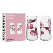 Zwei elegante Gläser mit tropischem Design, verziert mit rosa Kakadus und Granatäpfeln, neben einer stilvollen Verpackung. Frontansicht.