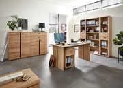 Moderne Büromöbel aus Holz in einem hellen Raum, bestehend aus einem Schreibtisch mit Rollcontainer, einem Aktenschrank und einem großen Regal. Perspektive von vorne.