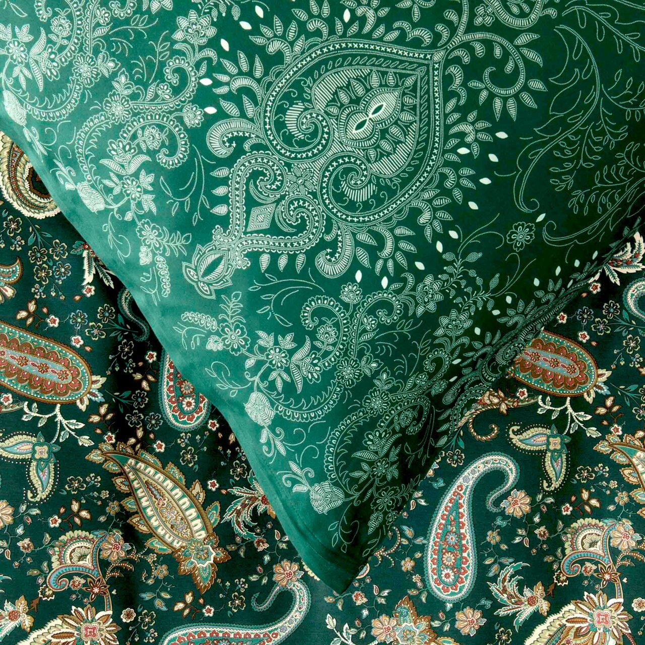 Grüne Bettwäsche mit detailliertem Paisley-Muster, Draufsicht