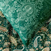Grüne Bettwäsche mit detailliertem Paisley-Muster, Draufsicht