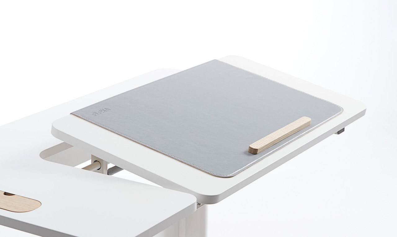 Schreibtisch-Auflage in Grau mit Holzleiste, seitliche Perspektive