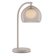 Weiße Tischlampe mit gebogenem Ständer und kugelförmigem Metallgitter-Lampenschirm, warm leuchtend, freigestellt auf grauem Hintergrund, Frontansicht