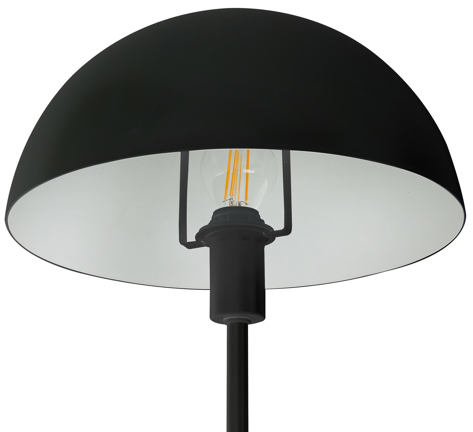 Nahaufnahme einer Tischleuchte mit schwarzem, halbkugelförmigem Schirm und sichtbarer Glühbirne von unten betrachtet.