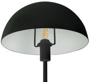 Nahaufnahme einer Tischleuchte mit schwarzem, halbkugelförmigem Schirm und sichtbarer Glühbirne von unten betrachtet.