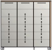 Frontansicht eines XL-Schuhschranks mit drei Türen und modernem Design.