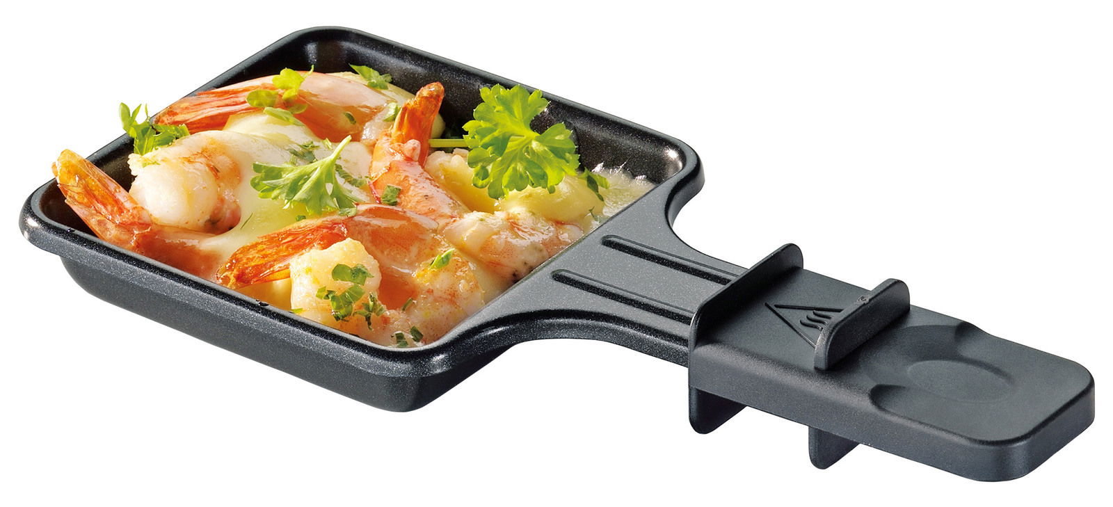 KÜCHENPROFI Raclette Twin schwarz HOT STONE DUO Nahaufnahme einer Raclette-Pfanne mit Garnelen und geschmolzenem Käse, dekoriert mit Petersilie, von oben betrachtet.
