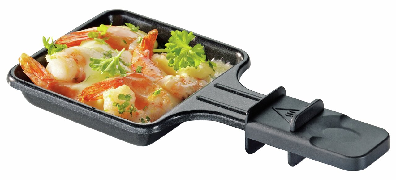 KÜCHENPROFI Raclette Twin schwarz HOT STONE DUO Nahaufnahme einer Raclette-Pfanne mit Garnelen und geschmolzenem Käse, dekoriert mit Petersilie, von oben betrachtet.