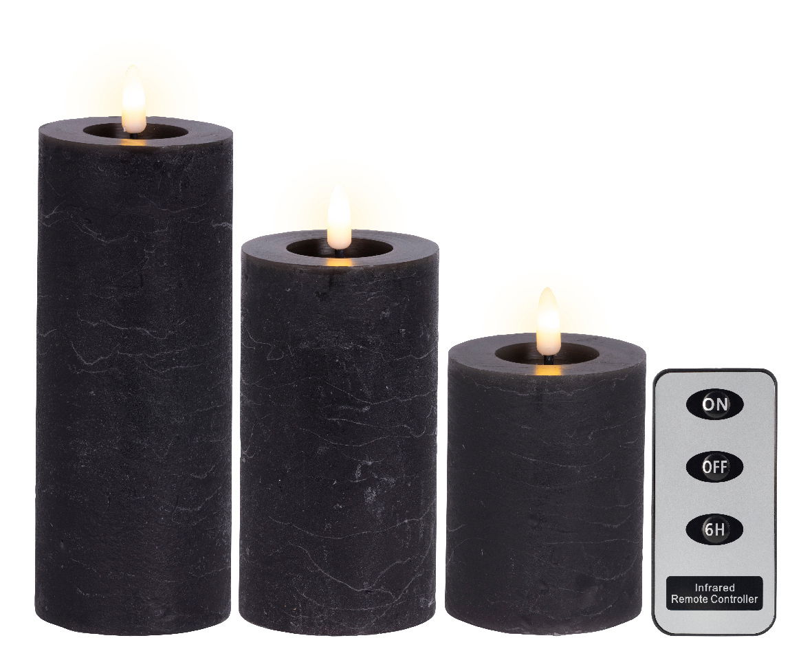 Lumineo LED-Wachskerzen 3-tlg. mit Fernbedienung Drei schwarze LED-Kerzen aus Wachs in verschiedenen Größen mit flackerndem Licht, begleitet von einer Fernbedienung. Frontalansicht.