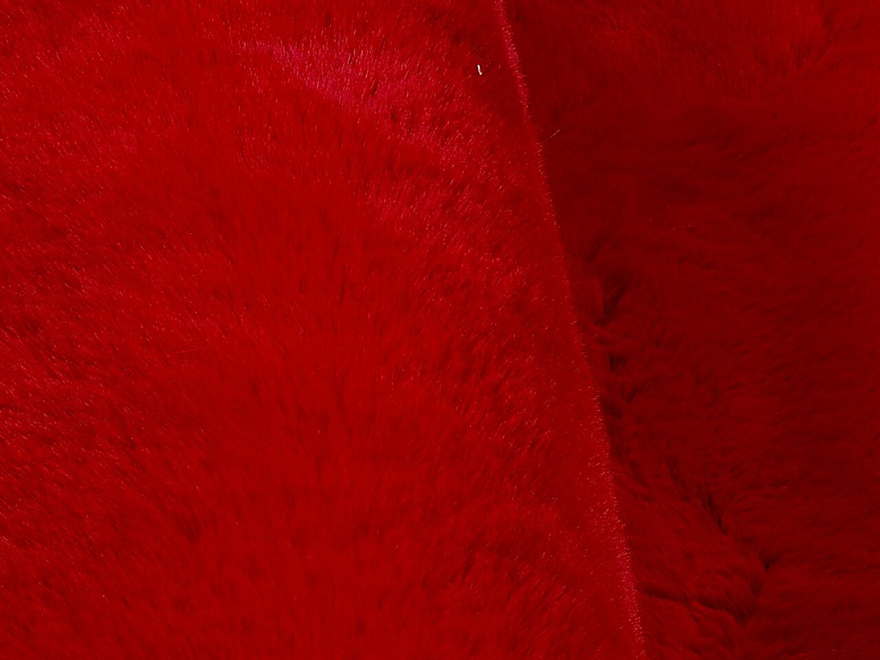 Nahaufnahme eines roten Fellteppichs mit weicher Textur